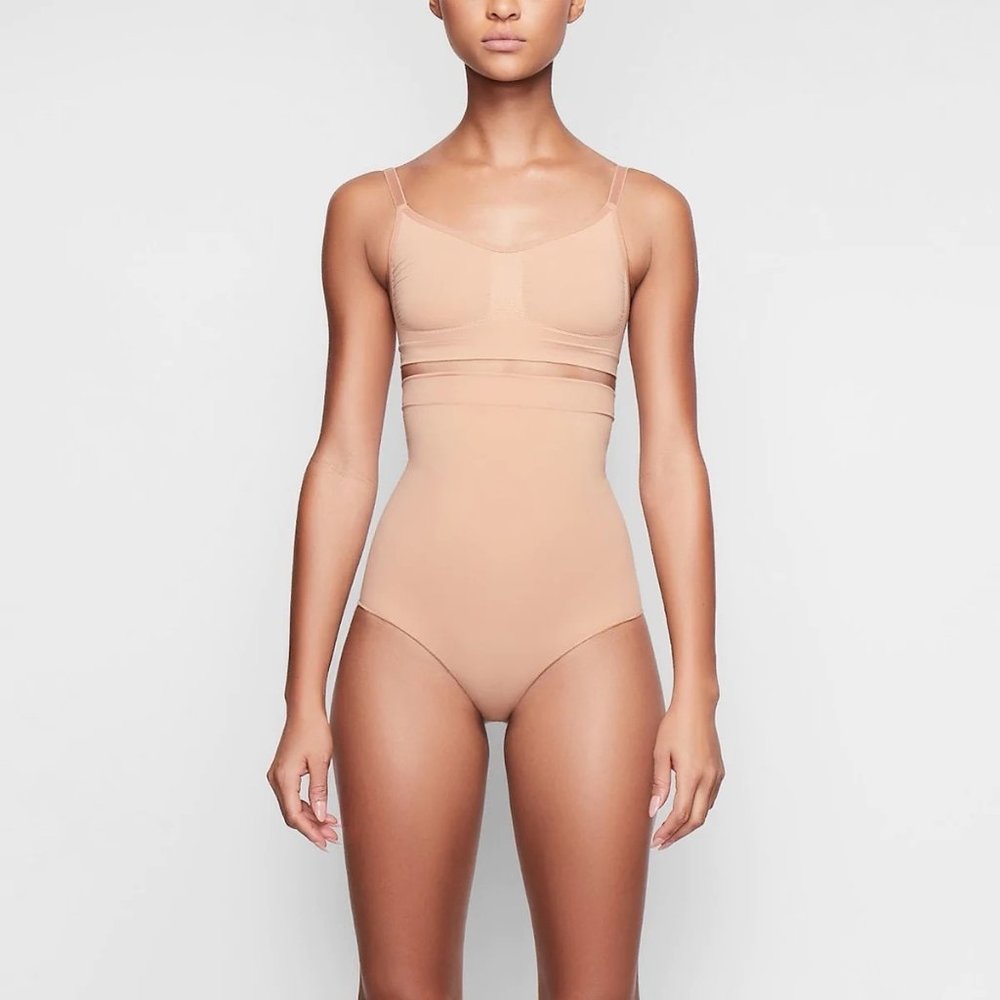 SKIMS Sculpting Mid-Waist Brief Shapewear Mica Women’s S/M NEW